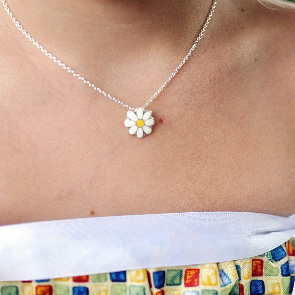 Daisy flower necklace for girls.